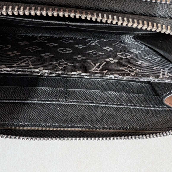 Louis Vuitton Damier Graphite Wallet with Silver Accents - Picture 4 of 12